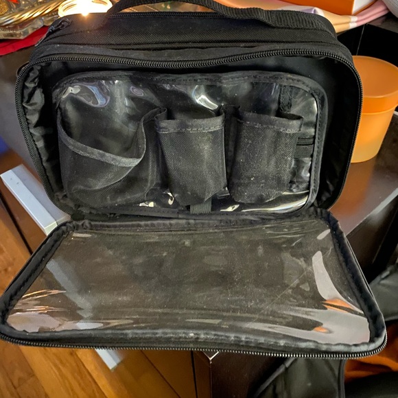 Black travel/make-up case. Great condition - Picture 2 of 7